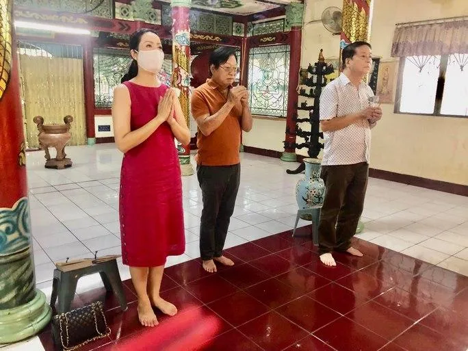 Lãnh đạo Hội Sân khấu TP. HCM thắp hương tại &quot;Chùa Nghệ sĩ&quot; (Nhựt Quang Tự). Ảnh: Nguyễn Trung.