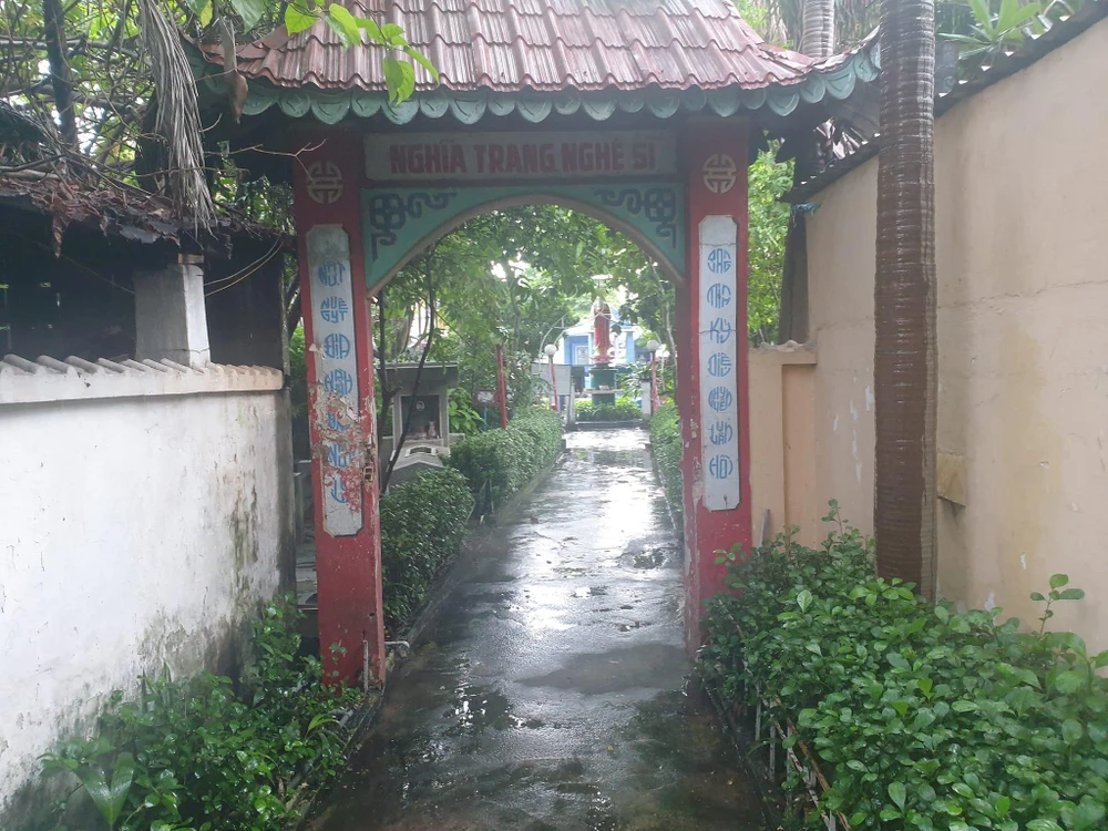 Cổng nghĩa trang nghệ sĩ bên trong Chùa nghệ sĩ. Ảnh: VĂN HÀ