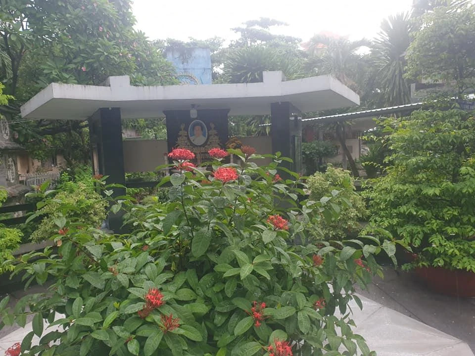 Phần mộ của NSND Phùng Há tại Chùa nghệ sĩ. Ảnh: VĂN HÀ