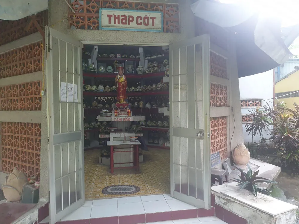 Ngoài NSND Phùng Há, Chùa nghệ sĩ còn là nơi an nghỉ của đông đảo nghệ sĩ. Ảnh: VĂN HÀ.