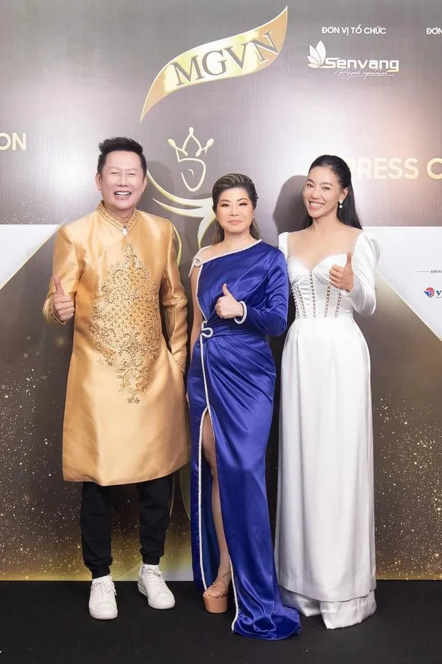 Bà Phạm Kim Dung và Mr. Nawat - chủ tịch và bà Teresa - phó chủ tịch của cuộc thi Miss Grand International. Bà Phạm Kim Dung và Mr. Nawat - chủ tịch và bà Teresa - phó chủ tịch của cuộc thi Miss Grand International.