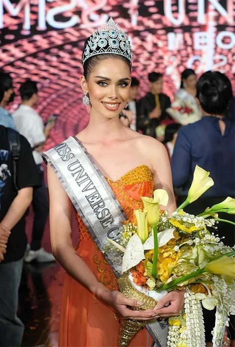 Manita Hang đăng quang ngôi vị Hoa hậu Hoàn vũ Campuchia 2022 và sẽ đại diện cho quốc gia này tham dự cuộc thi Miss Universe 2022. Manita Hang đăng quang ngôi vị Hoa hậu Hoàn vũ Campuchia 2022 và sẽ đại diện cho quốc gia này tham dự cuộc thi Miss Universe 2022.