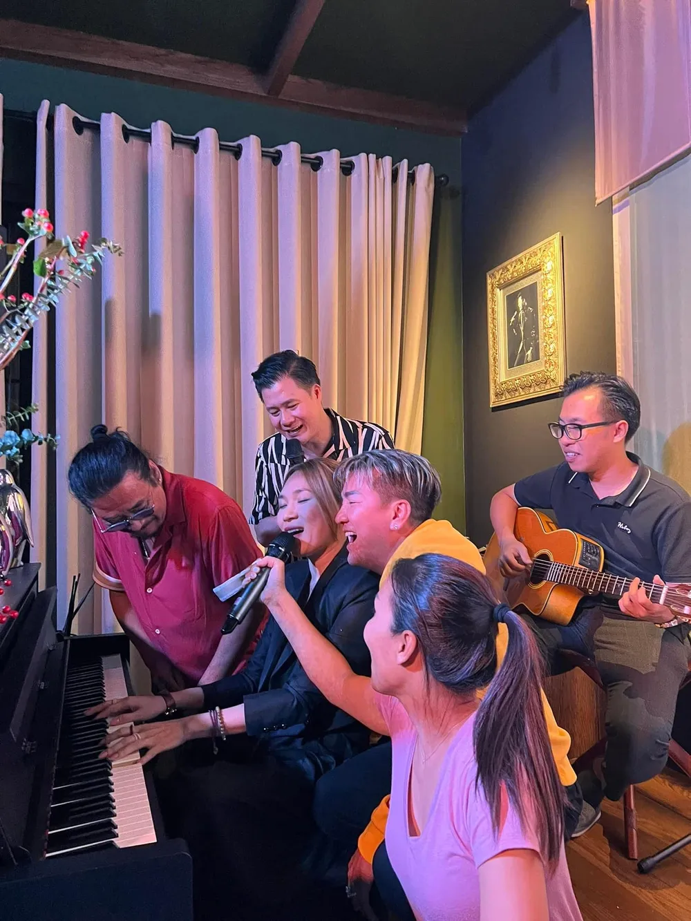 Nhiều khán giả bày tỏ sự xúc động khi được nhìn thấy những người bạn nghệ sĩ hội ngộ chung khung hình cùng nhau hát ca, cười đùa: &quot;Ôi thật quá đáng yêu khi cả bầu trời tuổi thơ tề tựu đằm thắm đầy xúc cảm&quot;, &quot;Tấm hình chứa cả một thời thanh xuân của tôi&quot;... Bên dưới bài đăng, Mỹ Tâm bày tỏ cảm xúc hạnh phúc trước cuộc gặp gỡ của các nghệ sĩ, ca sĩ Thanh Thảo tiếc nuối khi không thể góp mặt.