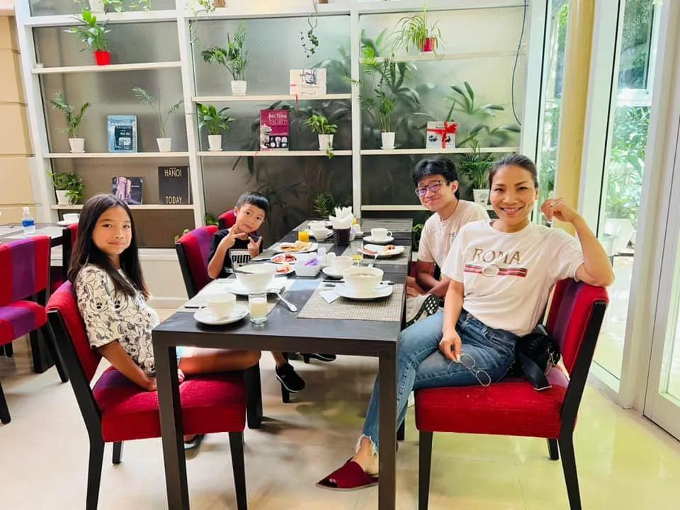 Ca sĩ Hồng Ngọc quay trở về thăm Việt Nam cùng hai con sau 2 năm dịch bệnh COVID-19. Trên trang cá nhân, nữ ca sĩ chia sẻ nhiều hình ảnh thăm gia đình, bạn bè, thăm thú nhiều địa điểm từ Nam ra Bắc.