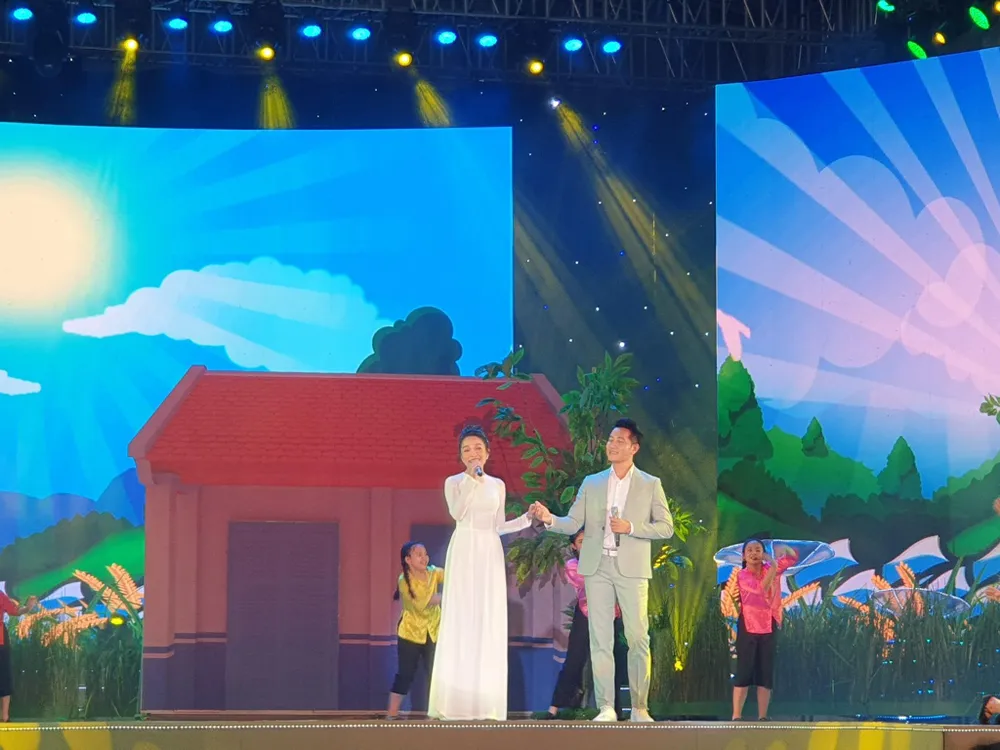 Tiếp nối là ca khúc Để dành cho con đầy ngọt ngào do Hiền Thục và Nguyễn Phi Hùng trình bày. Ảnh: V.HÀ.