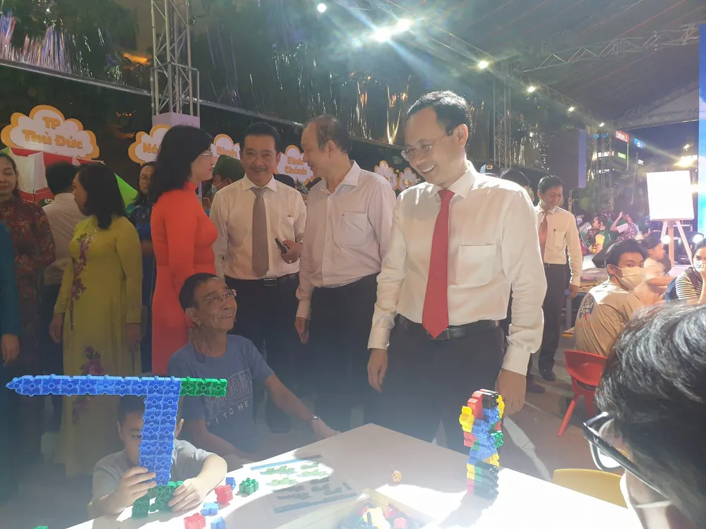 Lãnh đạo thành phố xem các bé vui chơi tại lễ khai mạc. Ảnh: V.HÀ.