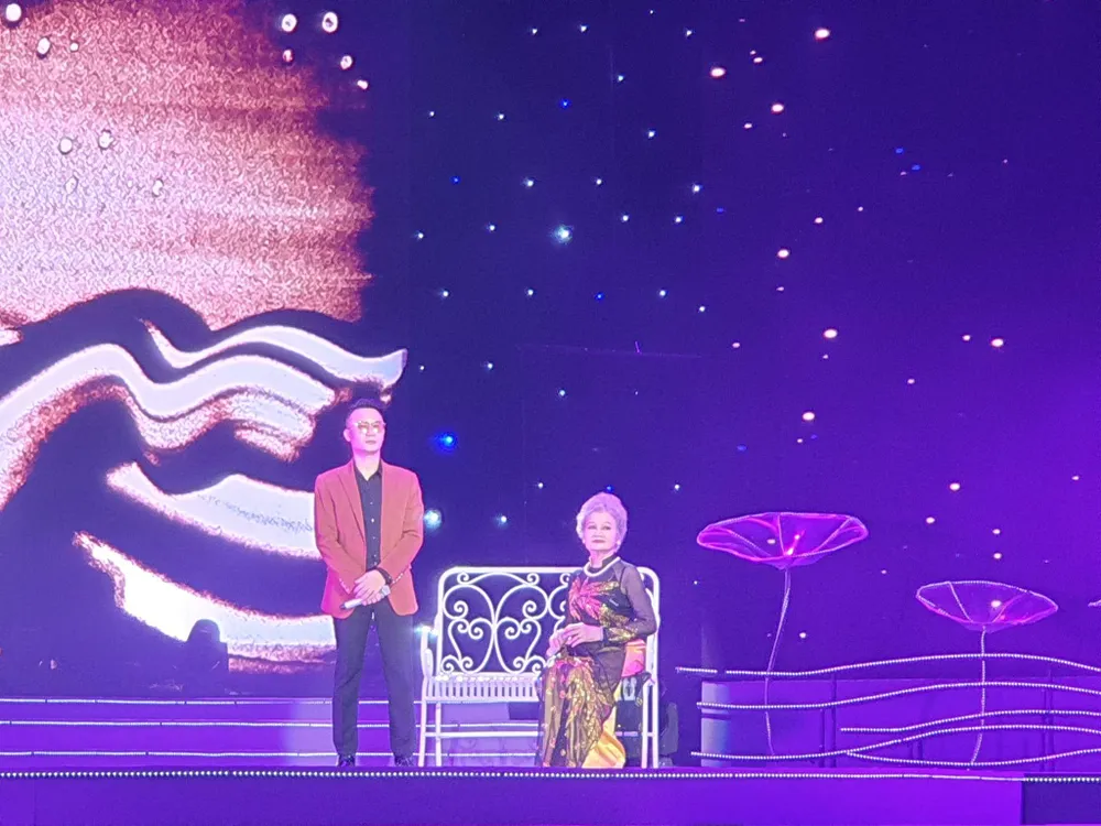 Tại lễ tuyên dương, Nghệ sĩ Thục An, ca sĩ Hoàng Bách cũng đầy sâu lắng trong ca khúc &quot;Ước mơ của mẹ&quot;. Ảnh: V.HÀ.