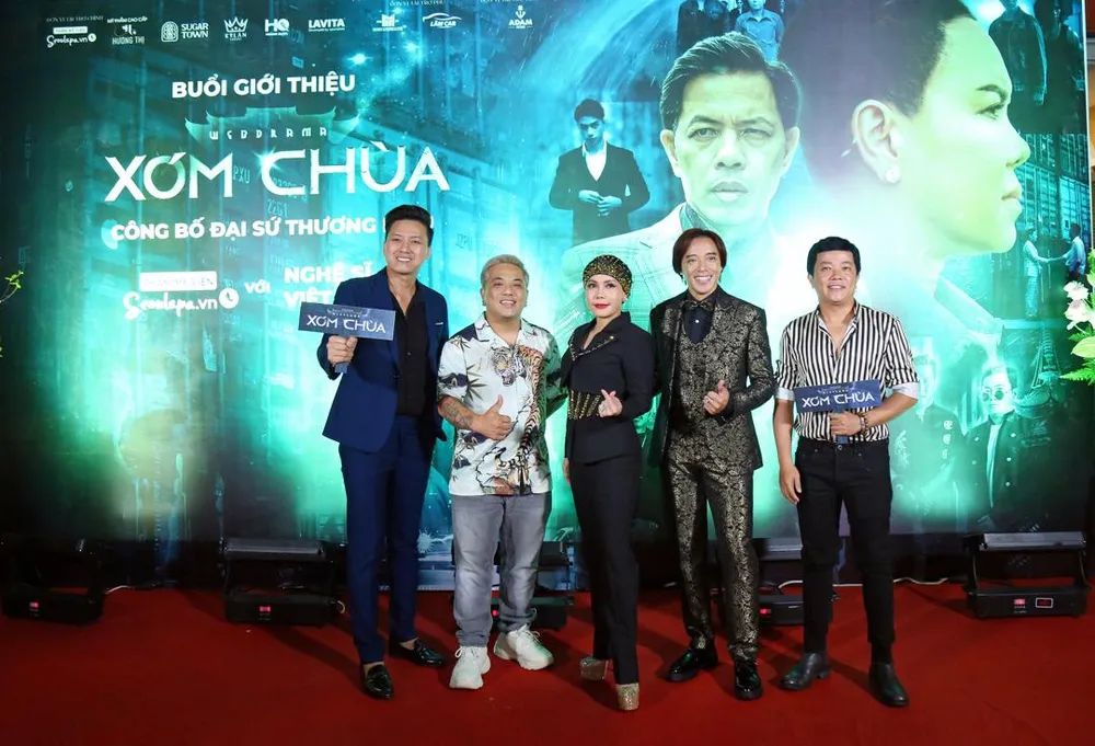 Dàn nghệ sĩ tham gia &quot;Xóm chùa&quot; (từ trái qua): Quách Ngọc Tuyên, đạo diễn Mr. Tô, Việt Hương, nhạc sĩ Hoài Phương (chồng Việt Hương) và Hoàng Mèo. Ảnh: NSCC.