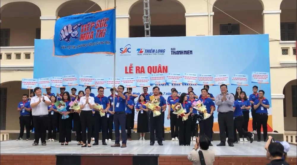 Trao tặng và tuyên dương 16 đội tình nguyện viên. Ảnh: YÊN MY.