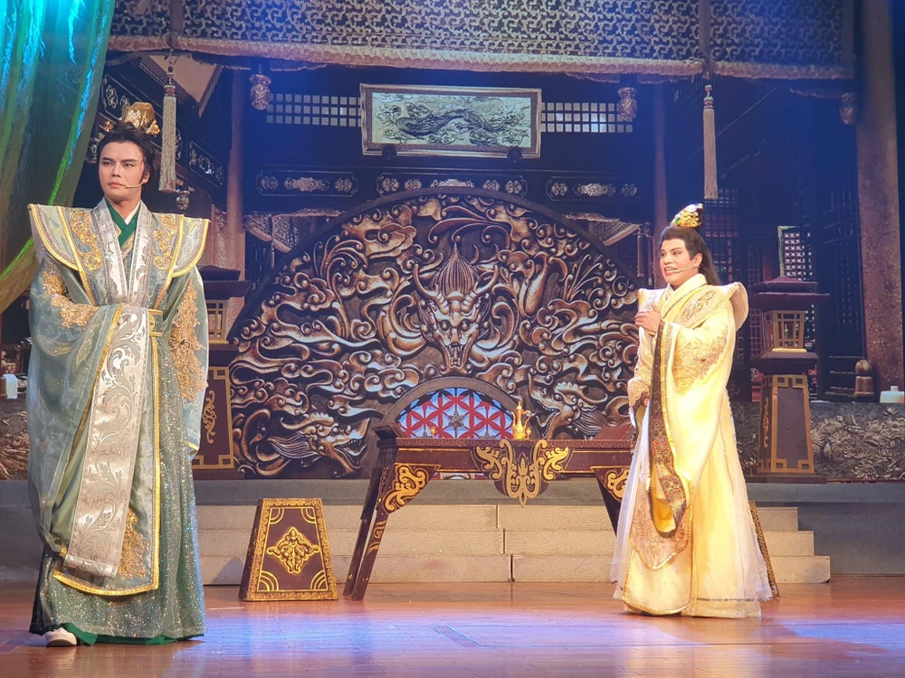 Hoàng Hải (phải) và Võ Minh Lâm trong vở diễn. Ảnh: VĂN HÀ.