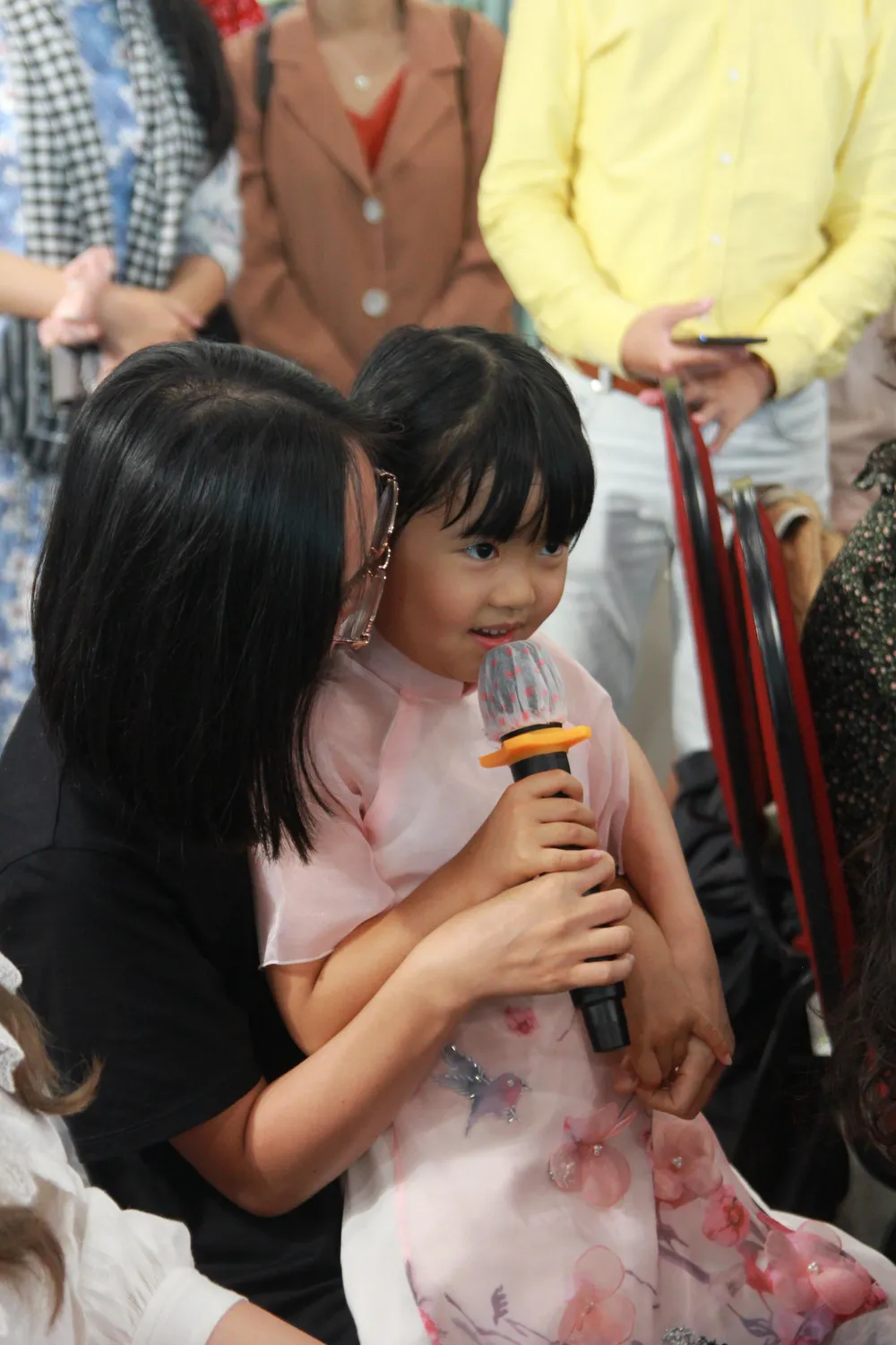 Bé Khải Vy và mẹ tại buổi giao lưu ra mắt sách. Ảnh: BTC.