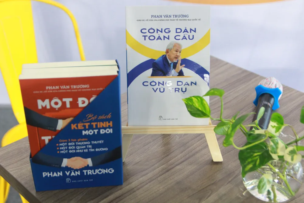 Tác phẩm &quot;Công dân toàn cầu - Công dân vũ trụ&quot; của giáo sư Phan Văn Trường. Ảnh: NXB Trẻ.