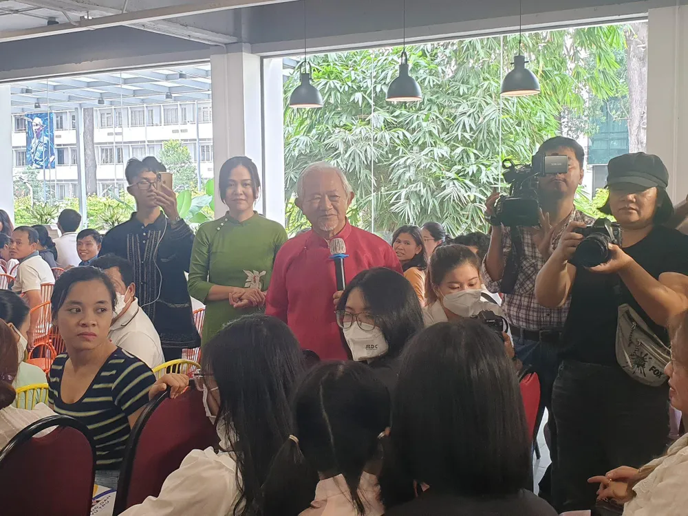 Giáo sư Phan Văn Trường lắng nghe những chia sẻ của Khải Vy và mẹ. Ảnh: VĂN HÀ.