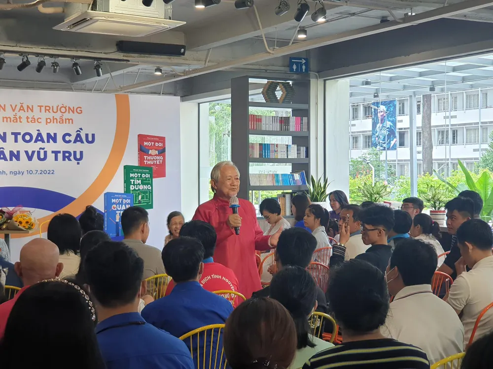 Giáo sư Phan Trường chia sẻ về sách tại buổi giao lưu. Ảnh: VĂN HÀ.