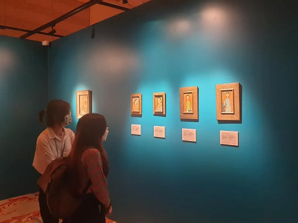 Các bạn trẻ đến xem triển lãm tranh. Ảnh: VĂN HÀ.