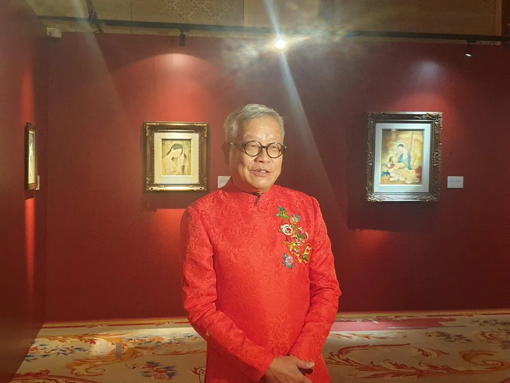 Nhà nghiên cứu Mỹ thuật Ngô Kim Khôi chia sẻ tại buổi triển lãm. Ảnh: VĂN HÀ.