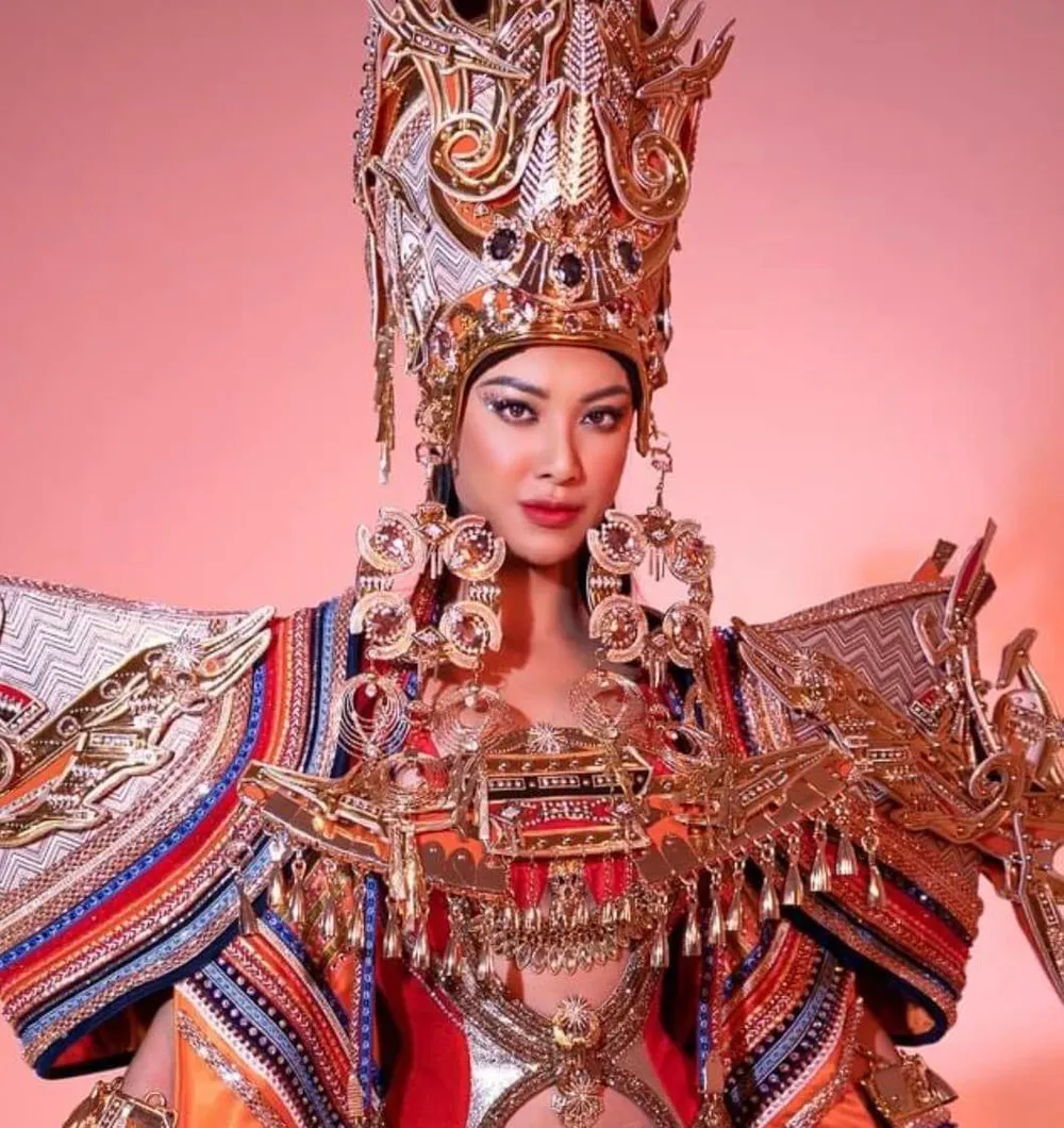 Kim Duyên trong bộ trang phục dân tộc trình diễn ở chung kết.