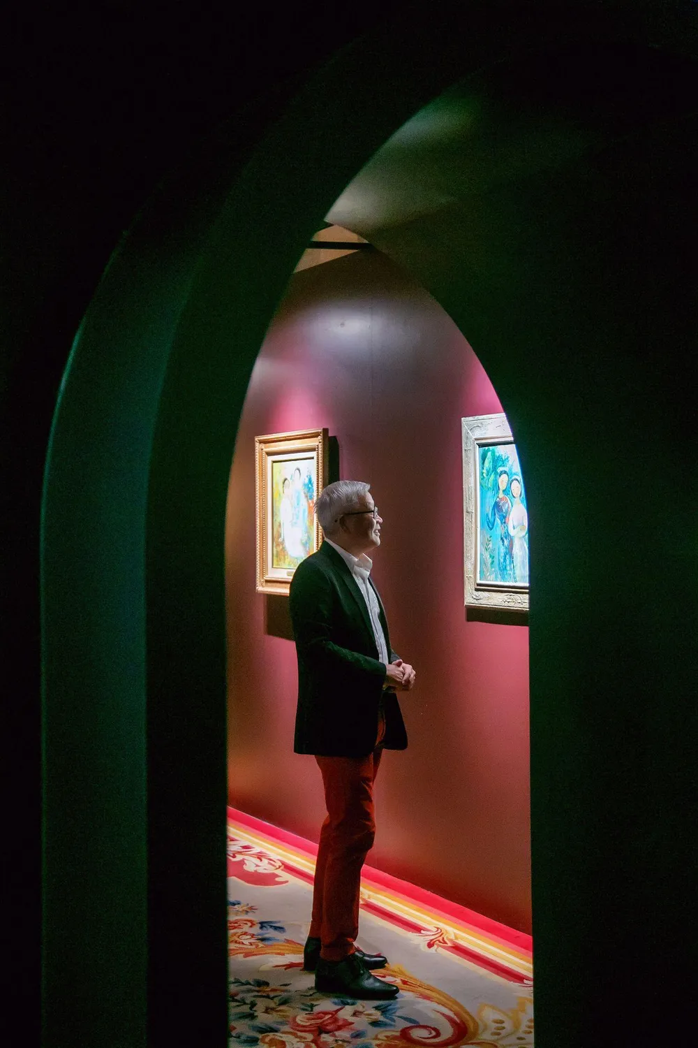 Nhà nghiên cứu mỹ thuật Ngô Kim Khôi tại triển lãm &quot;Hồn xưa bến lạ&quot;. Ảnh: NVCC.