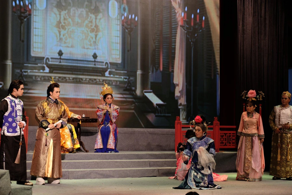 Vở "Hoàn Châu cách cách" với tham gia của Bình Tinh, NSƯT Hoài Linh, Thoại Mỹ, Ngân Tuấn "cháy vé" hai đêm 11 và 12-6. Ảnh: KEN TRẦN.