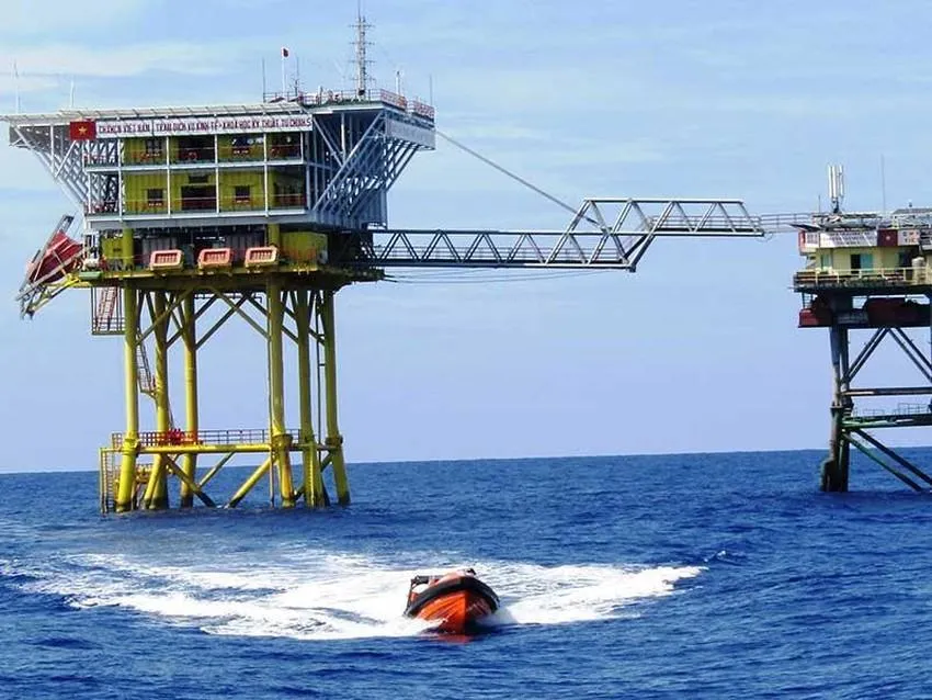 Cuộc thi ảnh nghệ thuật &quot;THoàng Sa - Trường Sa - Nhà giàn DK trong trái tim tôi&quot; do Quỹ học bổng Vừ A Dính, CLB &quot;Vì Hoàng Sa - Trường Sa thân yêu&quot;, Hội Nhiếp ảnh TP.HCM tổ chức. Ảnh: Đắc Lam.