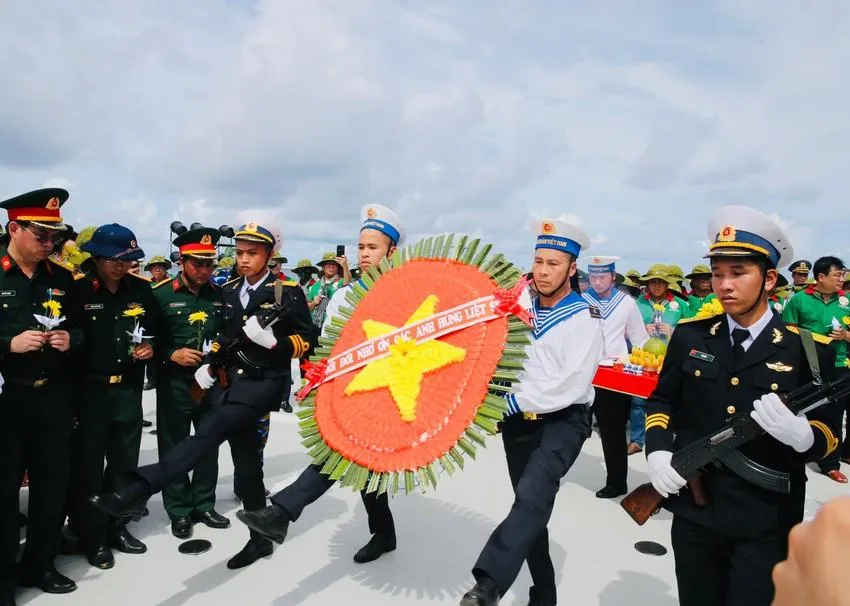 Đoàn TP.HCM đã làm lễ tưởng niệm các cán bộ, chiến sỹ đã anh dũng chiến đấu hy sinh trong sự kiện ngày 14-3-1988 ở Trường Sa và tưởng niệm các Anh hùng liệt sĩ trên thềm lục địa phía Nam của Tổ quốc tháng 5-2022. Ảnh: Đại Thắng