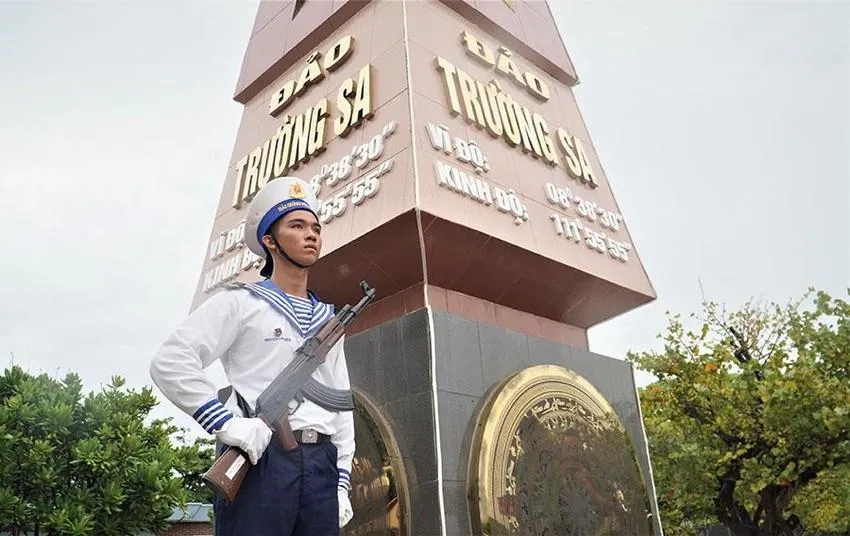 Một chiến sĩ đang làm nhiệm vụ tại đảo Trường Sa. Ảnh: Đỗ Thiện