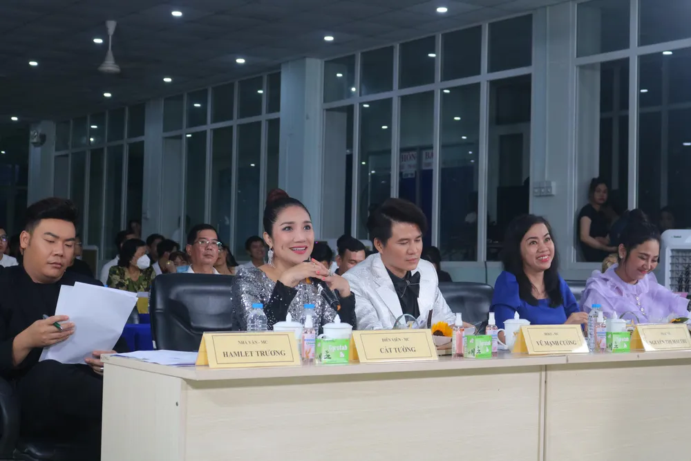 Thành phần ban giám khảo quyền lực tại đêm chung kết. Ảnh: NGỌC TRĂM.