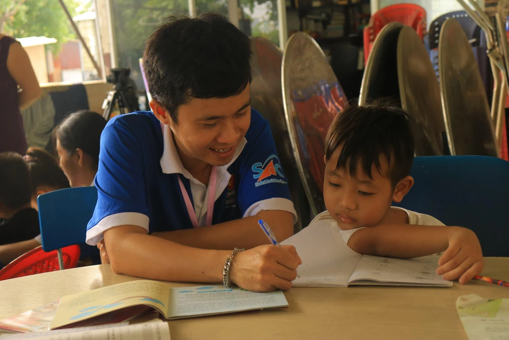 Anh Lê Tấn Phát – đội trưởng gia sư áo xanh. Ảnh: VÕ THƠ