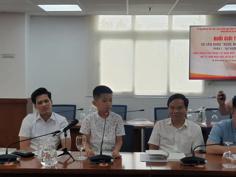 Khi được hỏi về cảm xúc sau khi vào vai Bác Hồ lúc nhỏ, Anh Đức rụt rè cho biết bản thân cảm thấy rất bình thường và chẳng thấy khó khăn gì trong quá trình tập luyện. Bên cạnh đó, Anh Đức cũng mong muốn bản thân được diễn dài hơn một chút. Ảnh: VĂN HÀ.