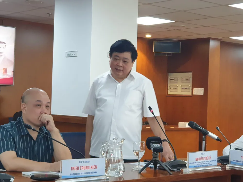 PGS.TS Nguyễn Thế Kỷ &quot;cha đẻ&quot; tiểu thuyết &quot;Nợ nước non&quot;. Ảnh: VĂN HÀ.