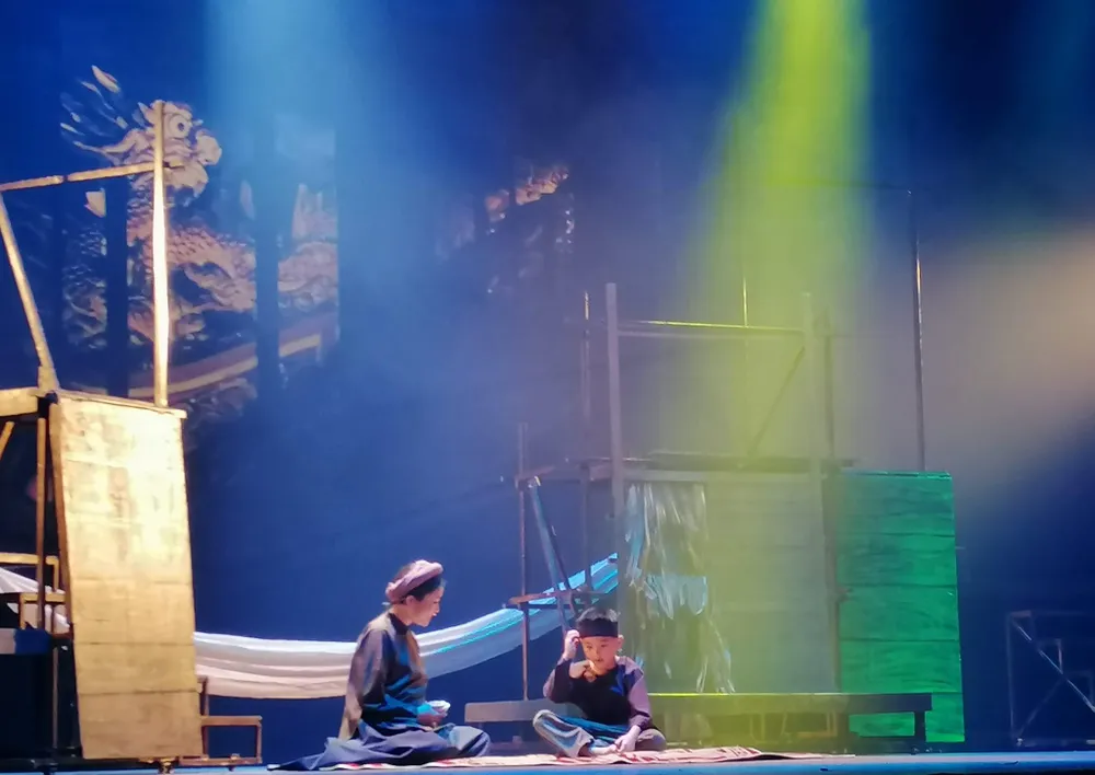 Anh Đức vào vai Nguyễn Sinh Cung (Bác Hồ lúc nhỏ) trong vở "Nợ nước non". Ảnh: V.H Anh Đức vào vai Nguyễn Sinh Cung (Bác Hồ lúc nhỏ) trong vở "Nợ nước non". Ảnh: V.H