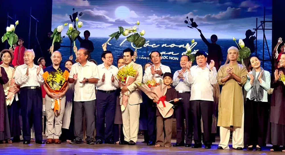 Nguyên Chủ tịch nước Trương Tấn Sang (giữa bên trái) cùng Bí thư Nguyễn Văn Nên (giữa bên phải) chụp hình cùng các diễn diễn viên vào cuối vở diễn. Ảnh: V.H Nguyên Chủ tịch nước Trương Tấn Sang (giữa bên trái) cùng Bí thư Nguyễn Văn Nên (giữa bên phải) chụp hình cùng các diễn diễn viên vào cuối vở diễn. Ảnh: V.H