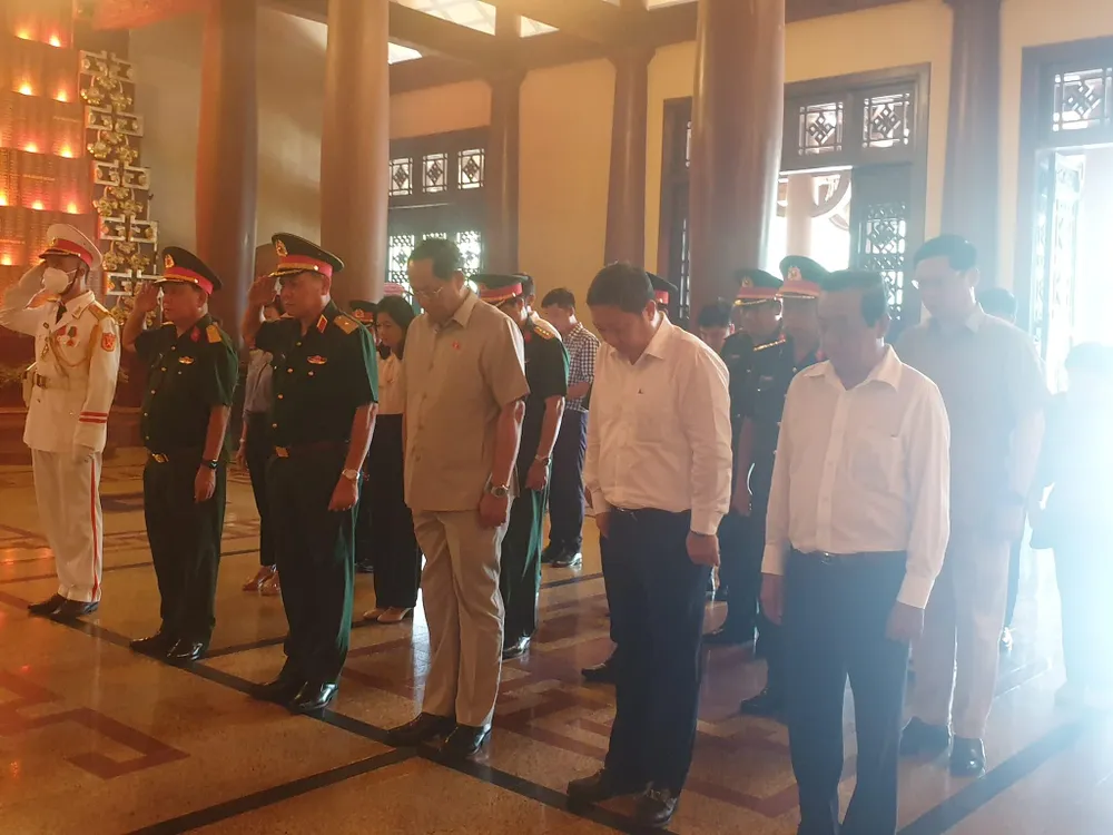 Các đại biểu dành phút mặc niệm tưởng nhớ công ơn to lớn của các anh hùng liệt sĩ. Ảnh: HÀ NGUYỄN