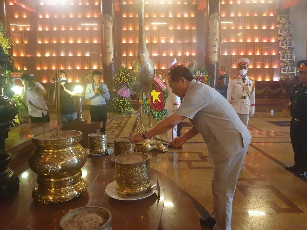 Phó Chủ tịch Quốc hội Trần Quang Phương dâng hương trong đền tưởng niệm. Ảnh: HÀ NGUYỄN