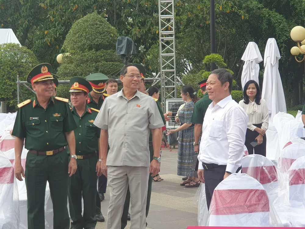 Phó Chủ tịch Quốc hội Trần Quang Phương dành lời khen cho các cán bộ trong công tác chuẩn bị chương trình &quot;Khúc tráng ca hoà bình&quot;. Ảnh: HÀ NGUYỄN