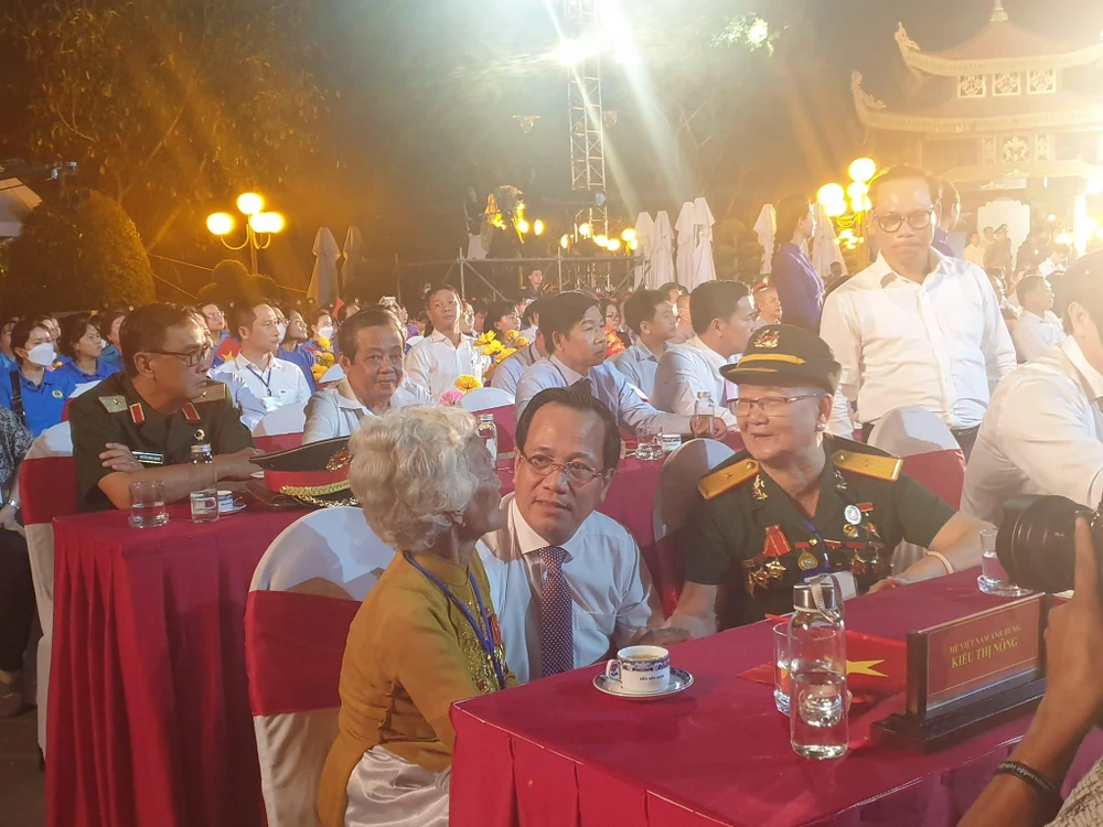 Bộ trưởng Bộ LĐ-TB&XH Đào Ngọc Dung hỏi thăm Mẹ Việt Nam Anh hùng Nguyễn Thị Hữu Tài (bên phải) và Kiều Thị Nông. Ảnh: HÀ NGUYỄN Bộ trưởng Bộ LĐ-TB&XH Đào Ngọc Dung hỏi thăm Mẹ Việt Nam Anh hùng Nguyễn Thị Hữu Tài (bên phải) và Kiều Thị Nông. Ảnh: HÀ NGUYỄN