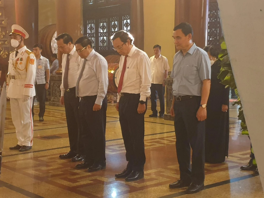 Thủ tướng Phạm Minh Chính, Bí thư Thành ủy TP.HCM Nguyễn Văn Nên cùng các lãnh đạo dành phút mặc niệm tưởng nhớ công ơn to lớn của các anh hùng liệt sĩ. Ảnh: HÀ NGUYỄN Thủ tướng Phạm Minh Chính, Bí thư Thành ủy TP.HCM Nguyễn Văn Nên cùng các lãnh đạo dành phút mặc niệm tưởng nhớ công ơn to lớn của các anh hùng liệt sĩ. Ảnh: HÀ NGUYỄN