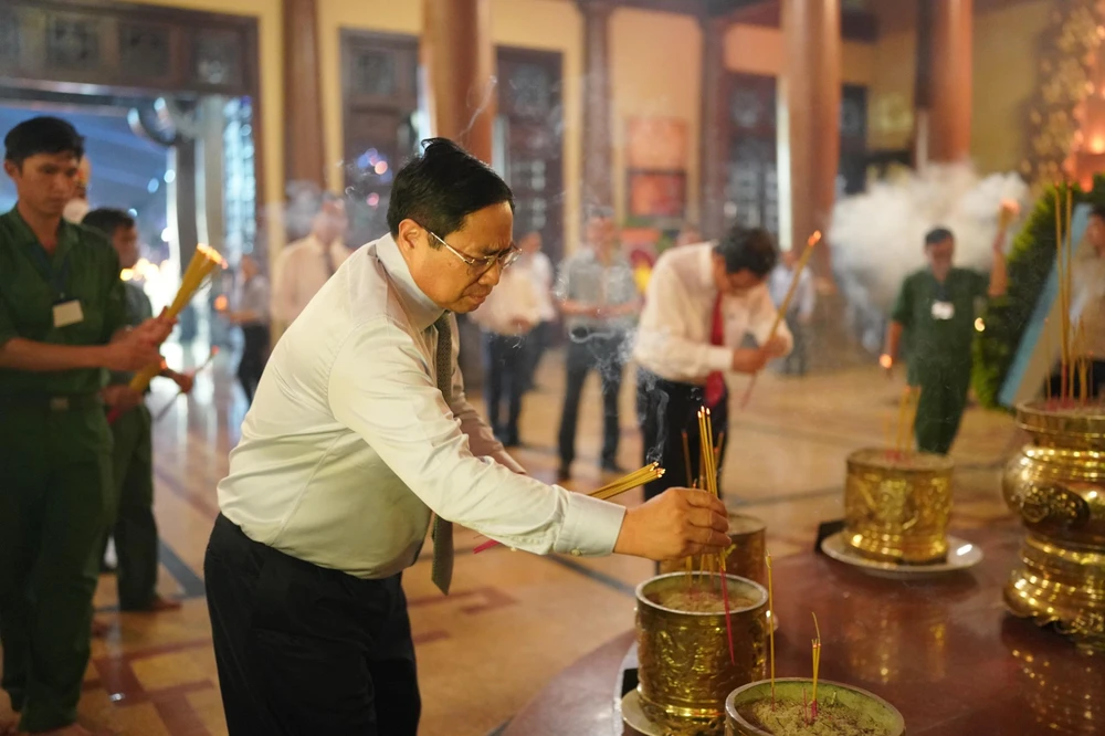 Thủ tướng Phạm Minh Chính dâng hương trong Đền tưởng niệm. Ảnh: H.K Thủ tướng Phạm Minh Chính dâng hương trong Đền tưởng niệm. Ảnh: H.K
