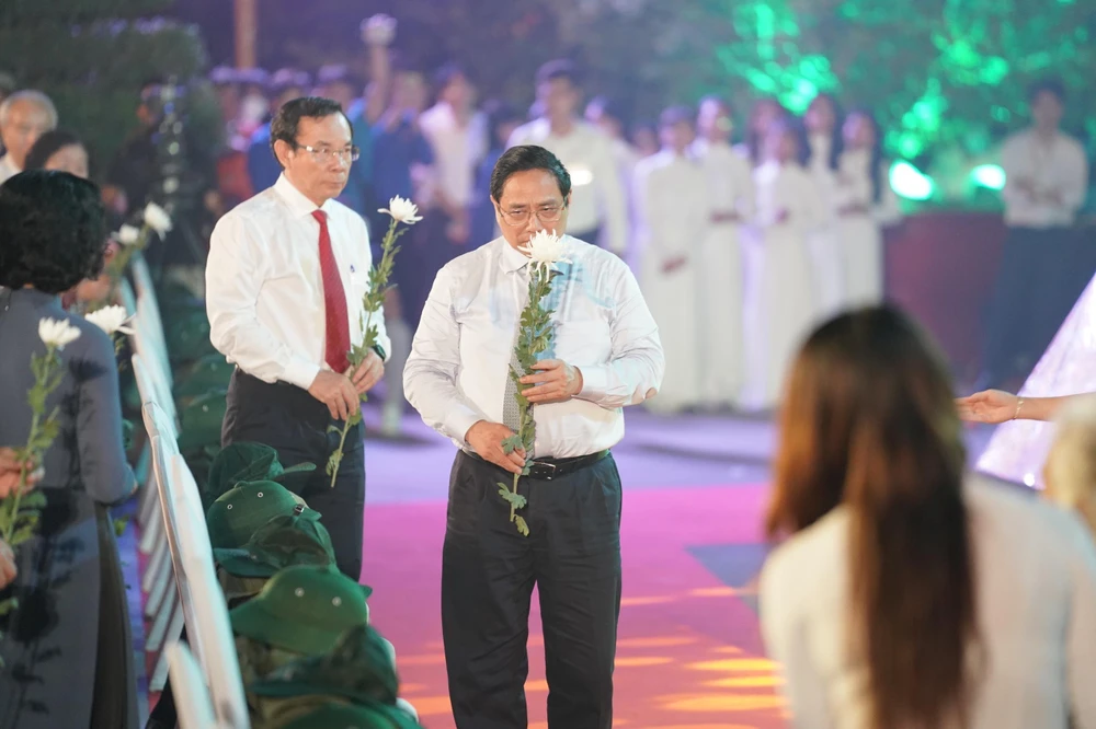 Thủ tướng Phạm Minh Chính, Bí thư Thành ủy TP.HCM Nguyễn Văn Nên dâng hoa tưởng niệm các anh hùng liệt sĩ. Ảnh: PHÚ THỌ Thủ tướng Phạm Minh Chính, Bí thư Thành ủy TP.HCM Nguyễn Văn Nên dâng hoa tưởng niệm các anh hùng liệt sĩ. Ảnh: PHÚ THỌ