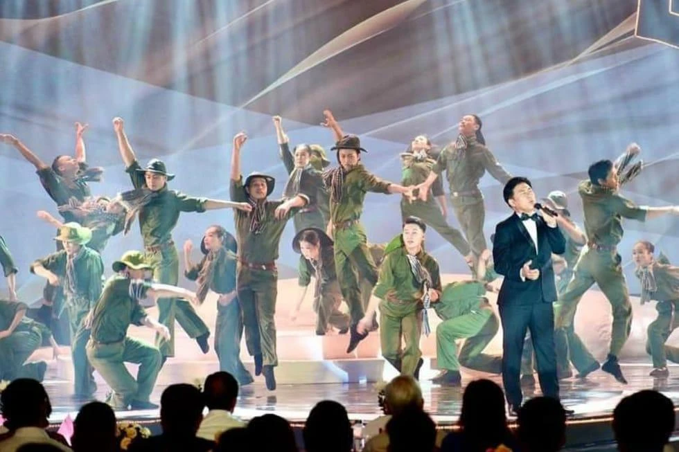 NSND Tạ Minh Tâm thể hiện ca khúc Bài ca không quên. Ảnh: T.T.D NSND Tạ Minh Tâm thể hiện ca khúc Bài ca không quên. Ảnh: T.T.D