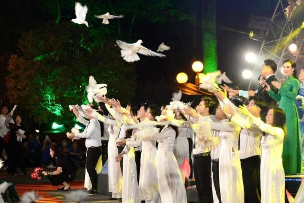 Những cánh chim bồ câu mang biểu tượng hoà bình - đó là khát vọng chung không chỉ của Việt Nam mà của mọi quốc gia trên thế giới. Ảnh: H.K Những cánh chim bồ câu mang biểu tượng hoà bình - đó là khát vọng chung không chỉ của Việt Nam mà của mọi quốc gia trên thế giới. Ảnh: H.K