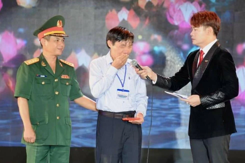 Thân nhân của liệt sĩ Đỗ Văn Bân xúc động nhận lại kỷ vật của người thân. Ảnh: T.T.D Thân nhân của liệt sĩ Đỗ Văn Bân xúc động nhận lại kỷ vật của người thân. Ảnh: T.T.D