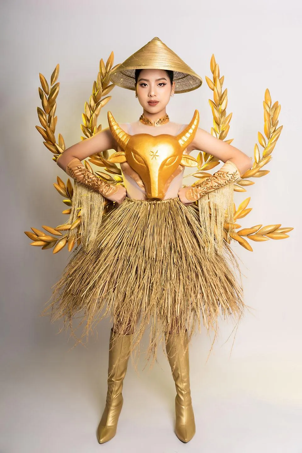 Ngô Ngọc Gia Hân trong trang phục dân tộc trình diễn tại cuộc thi.