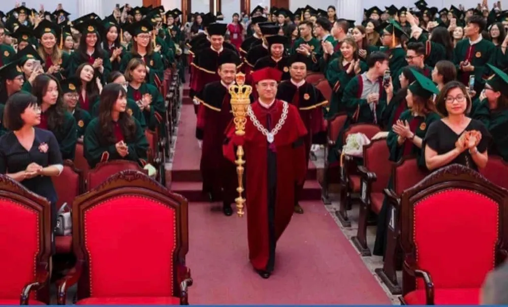 Lễ phục tốt nghiệp đang gây tranh cãi của Trường Đại học Kinh tế (ĐH Quốc gia Hà Nội). Ảnh: FB nhà trường Lễ phục tốt nghiệp đang gây tranh cãi của Trường Đại học Kinh tế (ĐH Quốc gia Hà Nội). Ảnh: FB nhà trường