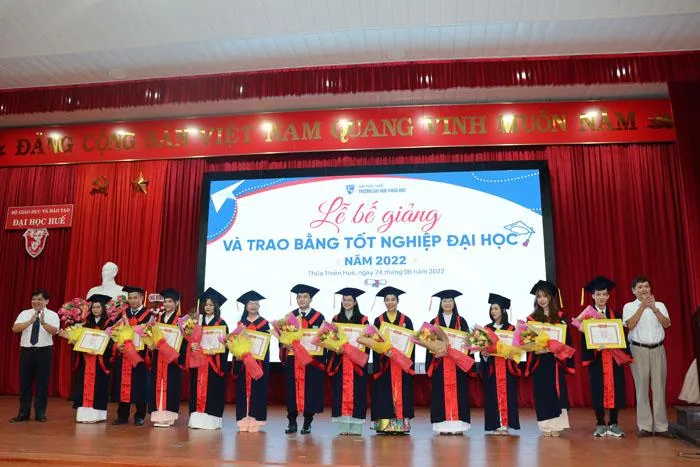 Lễ phục của các tân cử nhân trường Đại học Khoa học (ĐH Huế). Lễ phục của các tân cử nhân trường Đại học Khoa học (ĐH Huế).