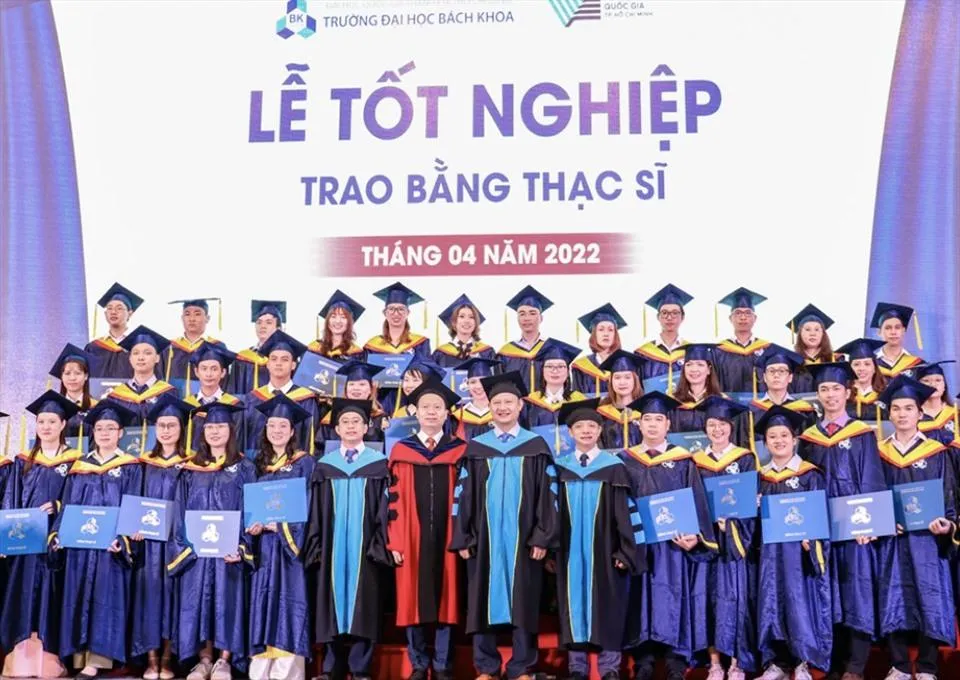 Trang phục trao bằng cho các học viên tốt nghiệp thạc sĩ. Trang phục trao bằng cho các học viên tốt nghiệp thạc sĩ.