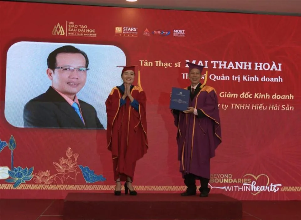 PGS.TS Võ Thị Ngọc Thúy – Hiệu trưởng HSU trao bằng Thạc sĩ cho các học viên. Trang phục tân thạc sĩ có màu khác hẳn so với cử nhân. PGS.TS Võ Thị Ngọc Thúy – Hiệu trưởng HSU trao bằng Thạc sĩ cho các học viên. Trang phục tân thạc sĩ có màu khác hẳn so với cử nhân.