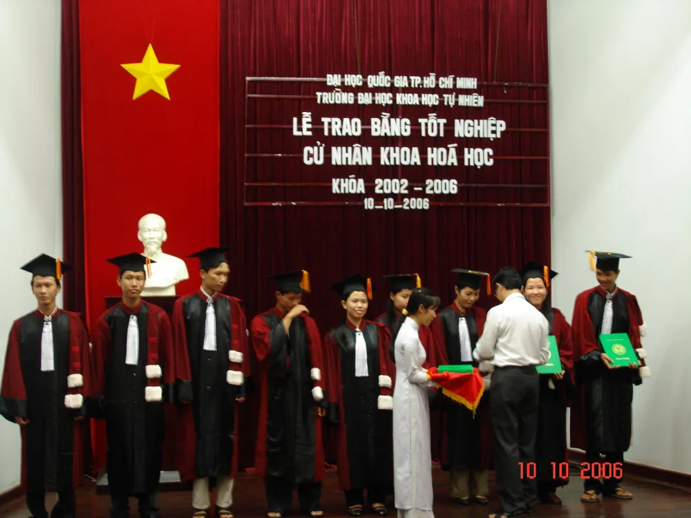 Lễ phục tốt nghiệp của các tân cử nhân ĐH Khoa học Tự nhiên (ĐH Quốc gia TP.HCM) năm 2006. Ảnh: Ngọc Thạch Lễ phục tốt nghiệp của các tân cử nhân ĐH Khoa học Tự nhiên (ĐH Quốc gia TP.HCM) năm 2006. Ảnh: Ngọc Thạch