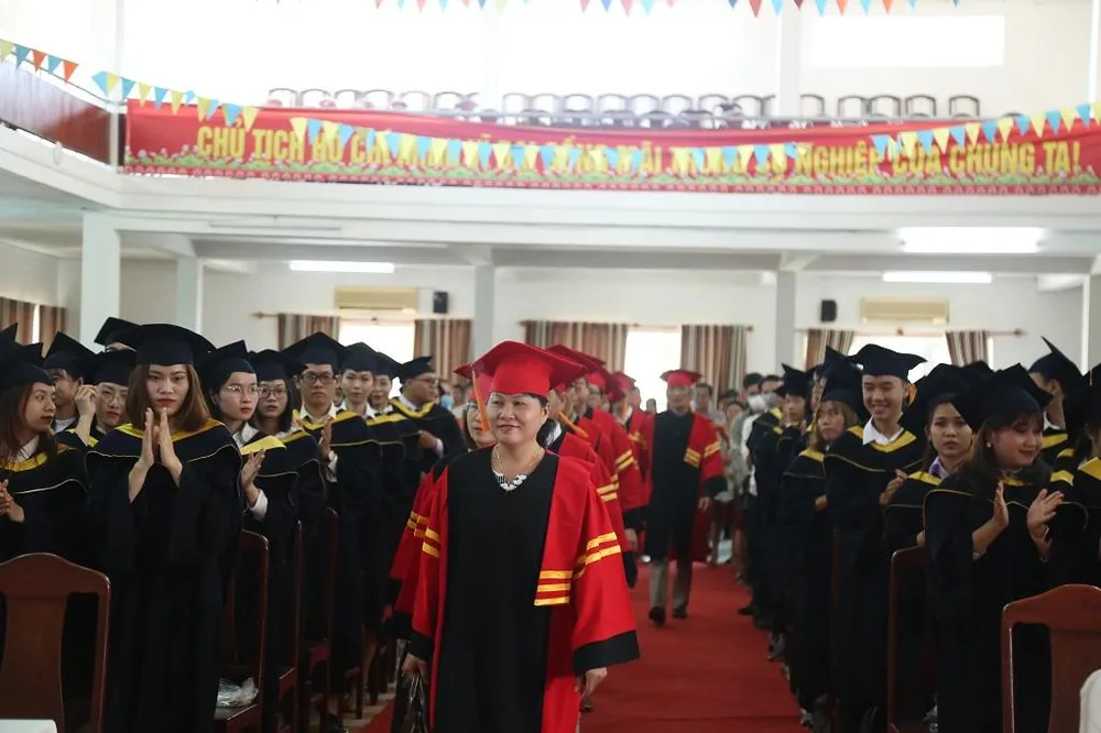 Lễ phục trong lễ tốt nghiệp của các giảng viên cũng như các tân cử nhân của Trường ĐH Kinh tế (ĐH Đà Nẵng) với các màu chủ đạo là đỏ, vàng và đen. Lễ phục trong lễ tốt nghiệp của các giảng viên cũng như các tân cử nhân của Trường ĐH Kinh tế (ĐH Đà Nẵng) với các màu chủ đạo là đỏ, vàng và đen.