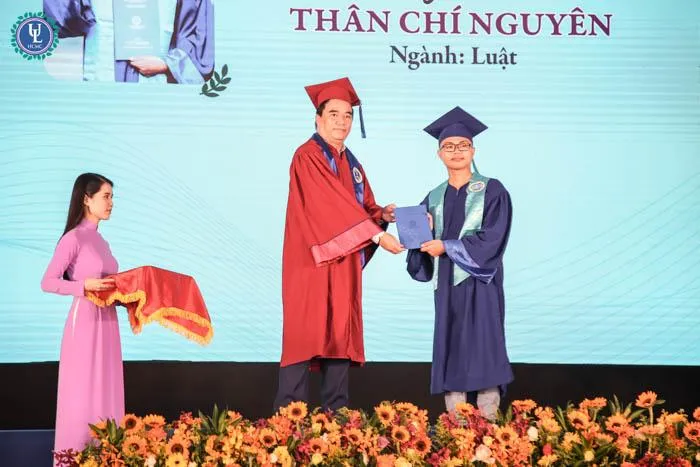 TS. Phan Hoài Nam - Phó Trưởng khoa Luật Quốc tế - trao bằng tốt nghiệp cho các tân cử nhân khoa Luật Quốc TS. Phan Hoài Nam - Phó Trưởng khoa Luật Quốc tế - trao bằng tốt nghiệp cho các tân cử nhân khoa Luật Quốc